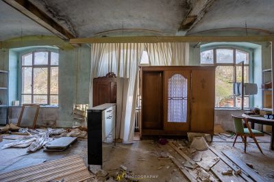 Ein Zimmer mit vielen Trümmern und vielen Fenstern