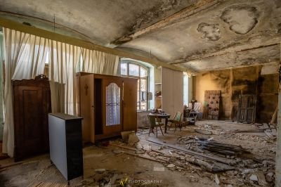 Ein Zimmer mit viel Schutt und einem Kühlschrank