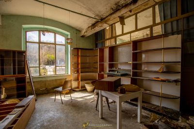 Ein Zimmer mit Schreibtisch und Stuhl