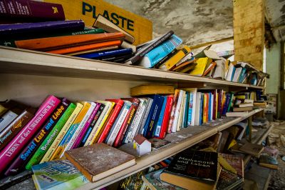 Ein Bücherregal gefüllt mit Büchern und Büchern