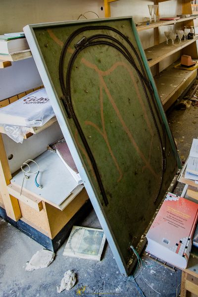 Eine große grüne Schachtel mit einem Gemälde darauf