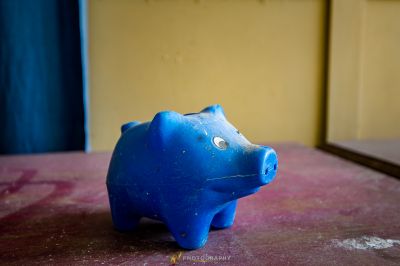 Ein blaues Schwein Spielzeug, das auf einem Tisch sitzt