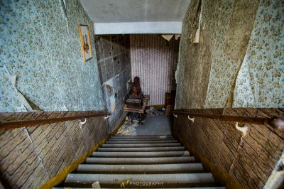 Ein Mann, der auf einer Bank in einem heruntergekommenen Gebäude sitzt