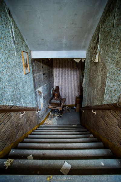 Ein Mann, der auf der Treppe eines Gebäudes sitzt