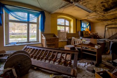 Ein Zimmer mit vielen cls und Möbeln