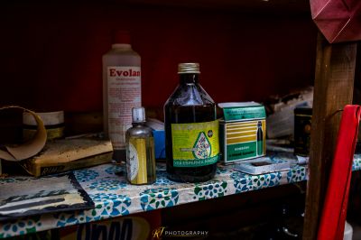 Einen Tisch mit einer Flasche Bier und einer Schachtel Zigaretten