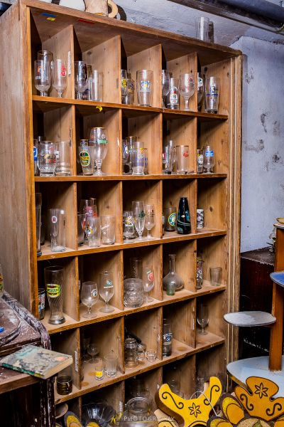 Ein Zimmer mit einem Regal voller Gläser