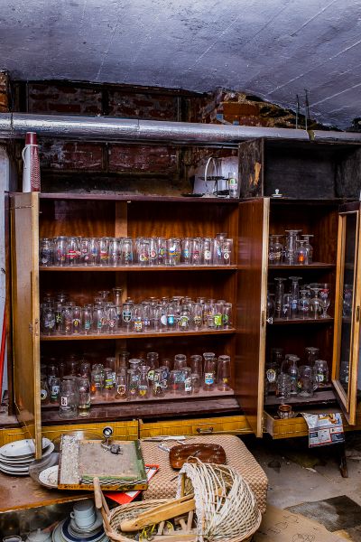 Ein Zimmer mit einem Regal voller Gläser und Gläser