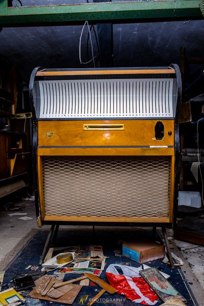 Ein gelbes Radio, das auf einem Haufen Schrott sitzt