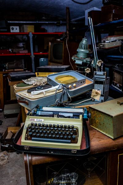 Eine Schreibmaschine, die auf einem Tisch in einem Raum sitzt