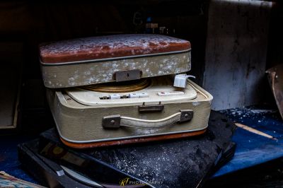 Ein Haufen alter Koffer, die auf einem Haufen alter Koffer sitzen