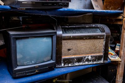 Ein Haufen alter Fernsehgeräte und anderer Elektronik