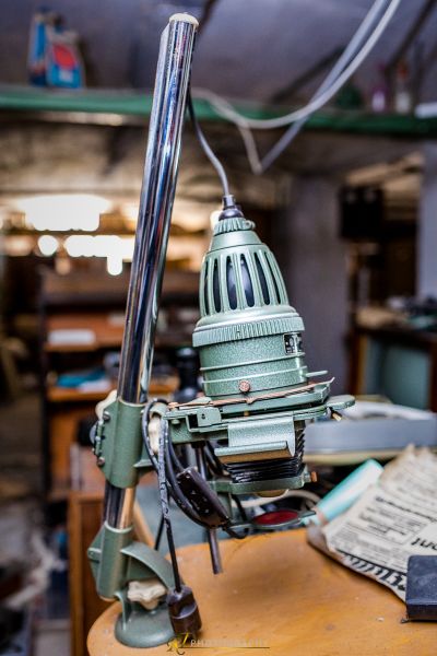 Eine grüne und schwarze Lampe auf einem Tisch