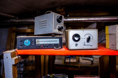 Tisch mit Radio und Lautsprecher