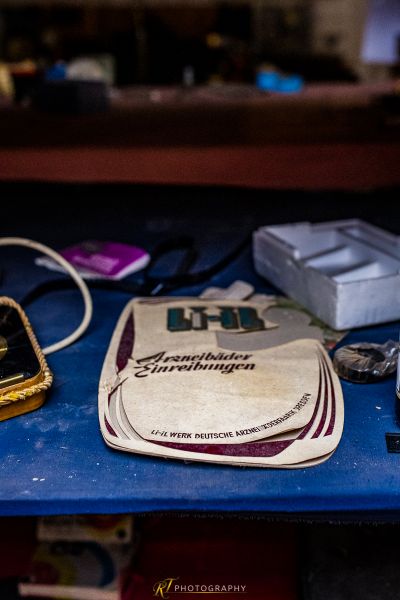 Ein Tisch mit ein paar Artikeln darauf