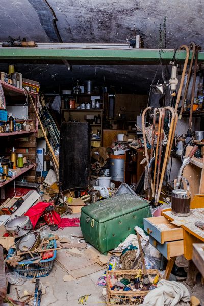 Eine chaotische Garage mit vielen Junks und Junks
