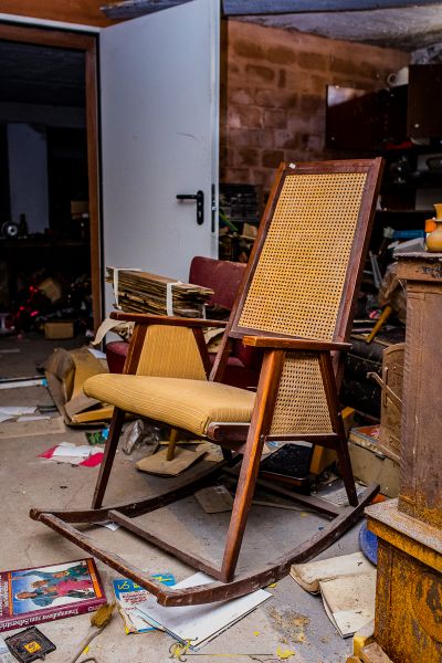 Ein Stuhl, der in einem Raum sitzt