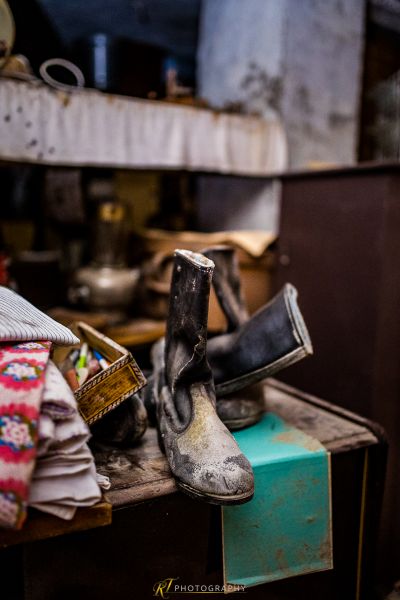 Ein Schuh ist auf einem Tisch in einem Raum