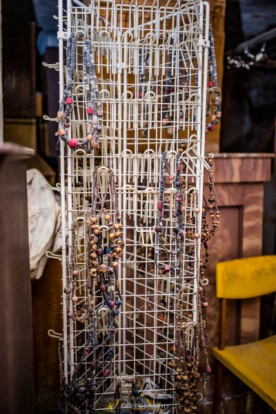 Ein Metallkäfig mit vielen verschiedenen Gegenständen im Inneren