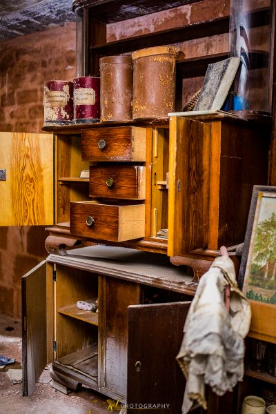 Ein Mann steht in einem Raum mit einem Gemälde