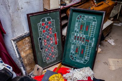 Eine Kreidetafel mit einem Spiel darauf