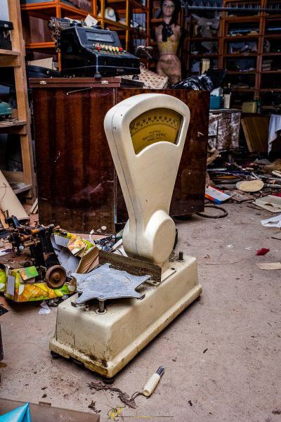 Eine kaputte Waage, die auf dem Boden in einem Raum sitzt