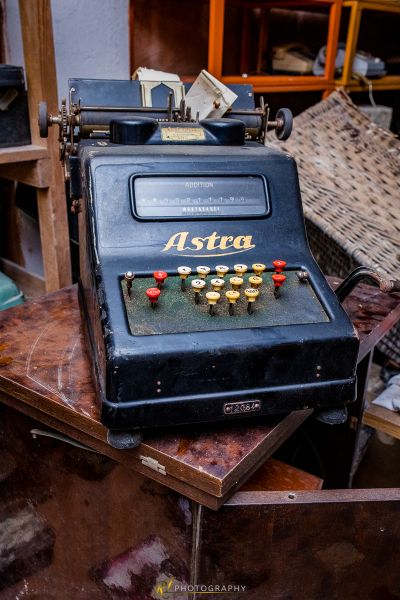 Eine Schreibmaschine, die auf einem Tisch in einem Raum sitzt