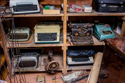 Eine Sammlung alter Schreibmaschinen und anderer Geräte