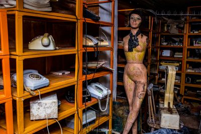 Eine mit Farbe bedeckte Frau, die in einem Raum steht