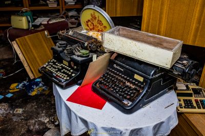 Tisch mit Schreibmaschine und Stuhl