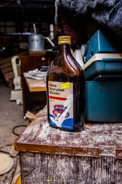 Eine Flasche Bier auf einem Holztisch sitzend