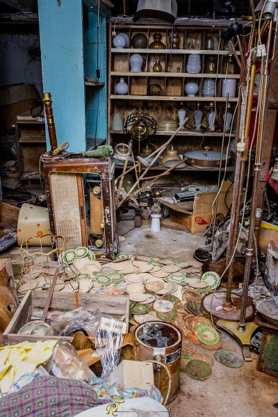 Ein chaotischer Raum mit vielen Junks und Junks