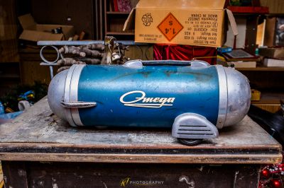 Ein blauer und silberner Gastank, der auf einer Werkbank sitzt