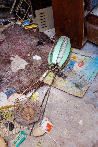 Ein Bodenventilator, der auf dem Boden eines Raumes sitzt