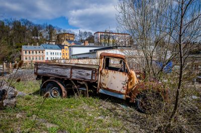 Ein alter LKW sitzt auf einem Feld