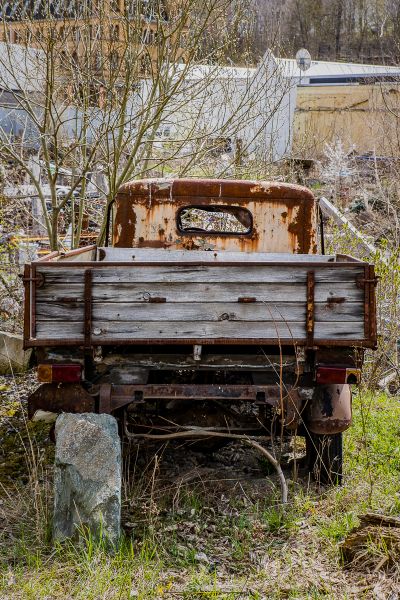 Ein alter LKW sitzt auf einem Grasfeld