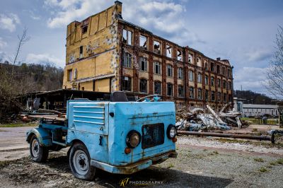 Ein blauer LKW vor einem Gebäude geparkt