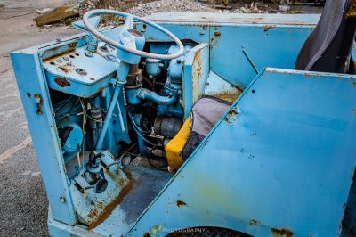 Ein blauer LKW mit einer Lenkung und einer Lenkung