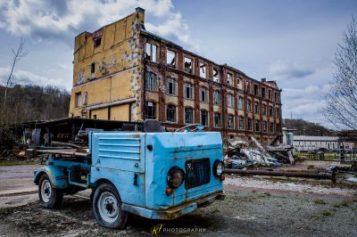 Ein blauer LKW vor einem Gebäude geparkt