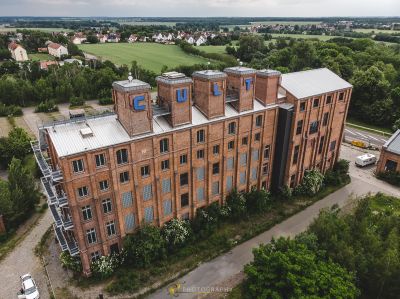 Ein großes Backsteingebäude mit vielen Fenstern