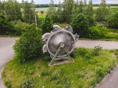 Ein großes Metallobjekt, das in der Mitte einer Straße sitzt