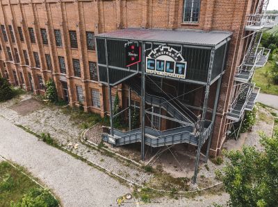 Ein Gebäude mit einem Schild auf der Seite davon