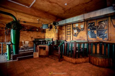 Ein Zimmer mit einem Haufen grüner Rohre