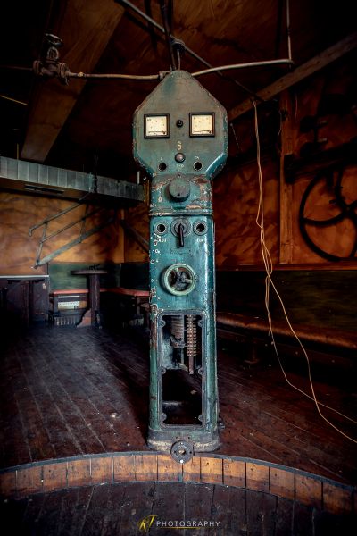 Eine Maschine, die auf einem Holzboden sitzt