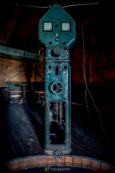 Eine Maschine, die auf einem Holztisch sitzt