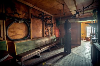 Ein Zimmer mit einer Bank und einem Fahrrad an der Wand hängen