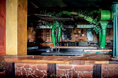 Ein Zimmer mit einem Haufen grüner Rohre