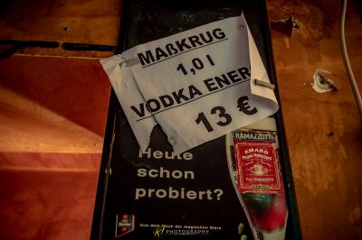 Ein Buch mit einem Schild darauf