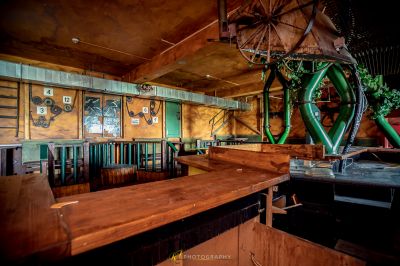 Eine Holzbar mit einer Uhr und einem grünen Fahrrad