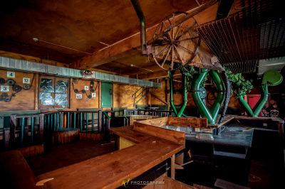 Ein Holztisch mit einer grünen Skulptur darauf